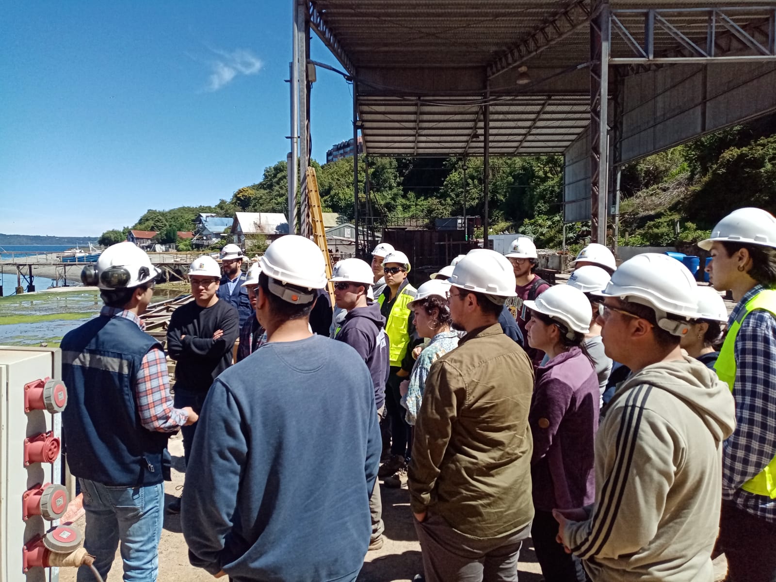 Estudiantes de Ingeniería Naval realizan gira por empresas proveedoras de la industria acuícola