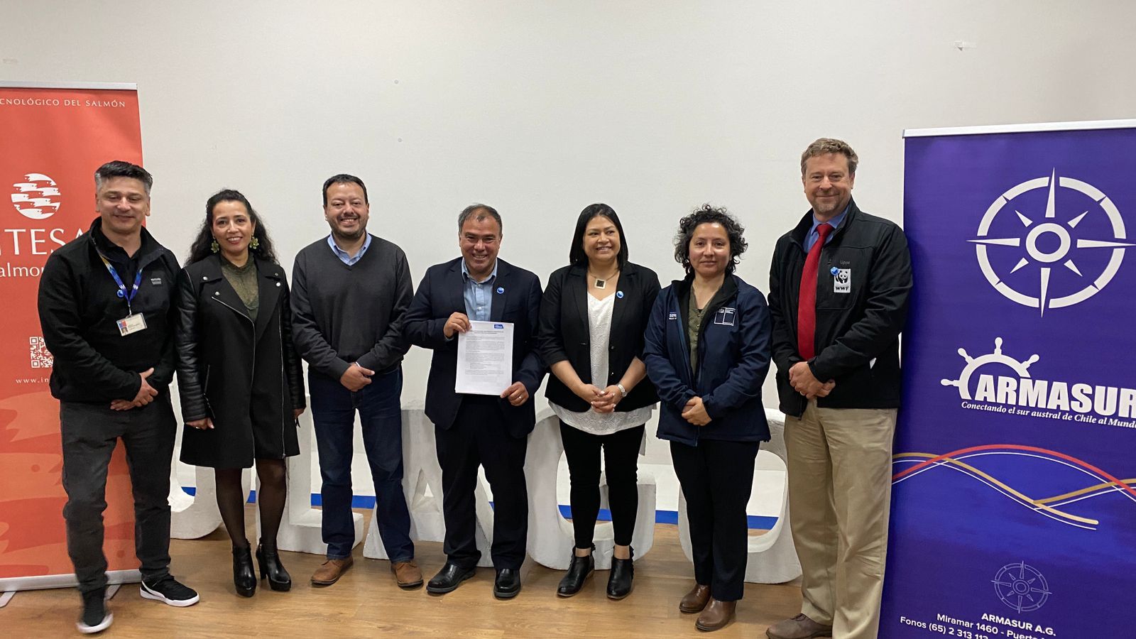 Industrias naviera y del salmón firman acuerdo por la protección de las ballenas