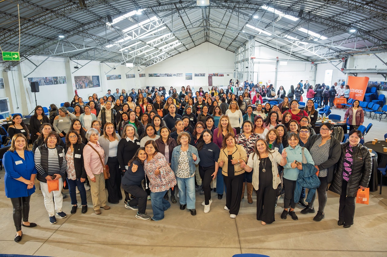 Mujeres del mar se reúnen en encuentro para impulsar su rol en la salmonicultura y pesca