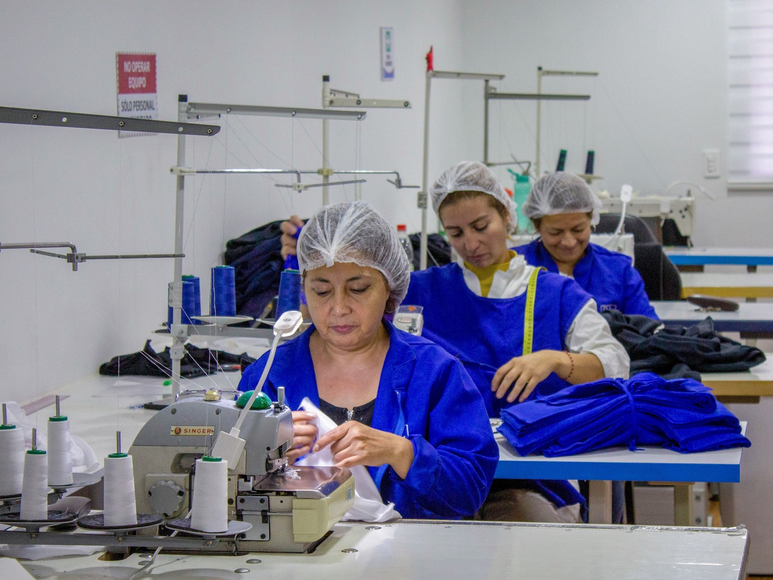 Empresa de confección de prendas para la salmonicultura inaugura taller con tecnología de punta