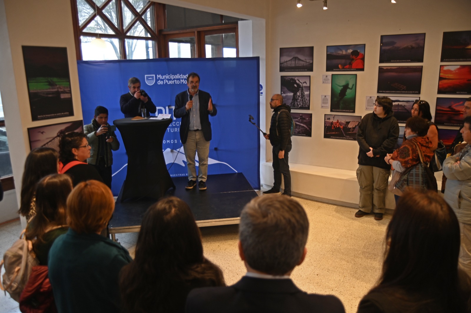 Inauguran en Puerto Montt exposición fotográfica que conmemora 50 años de salmonicultura en Chile