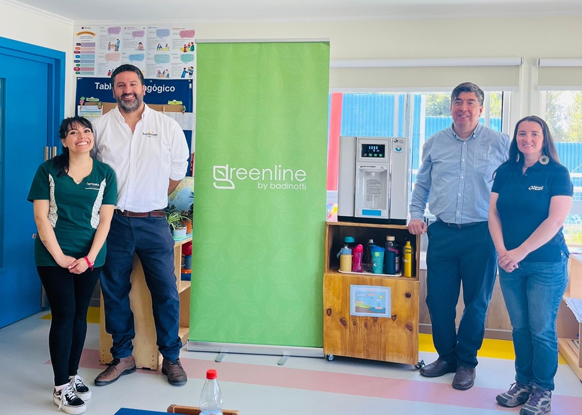 Empresas del rubro acuícola instalan generador atmosférico de agua en sector rural de Cochamó