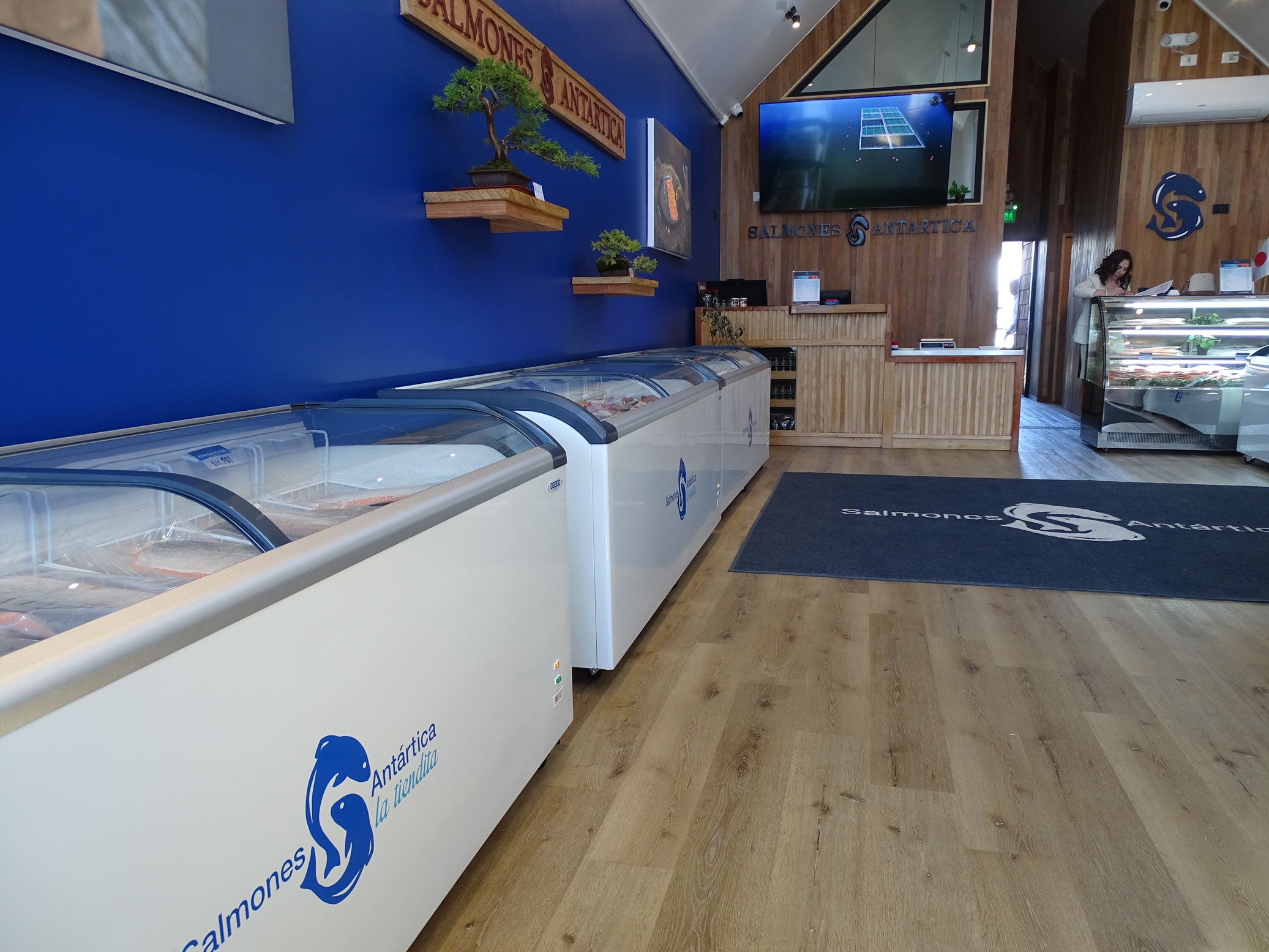 Con nueva tienda Salmones Antártica busca potenciar el mercado interno y su compromiso comunitario