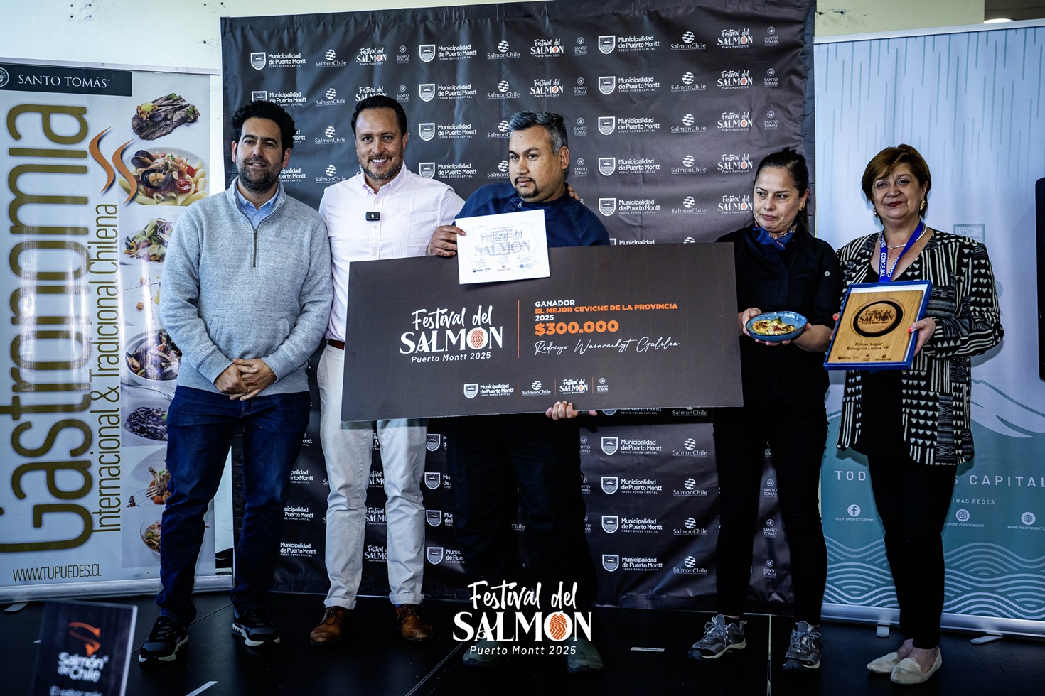 Talento culinario y tradición regional se lucen en competencia en festival gastronómico del salmón