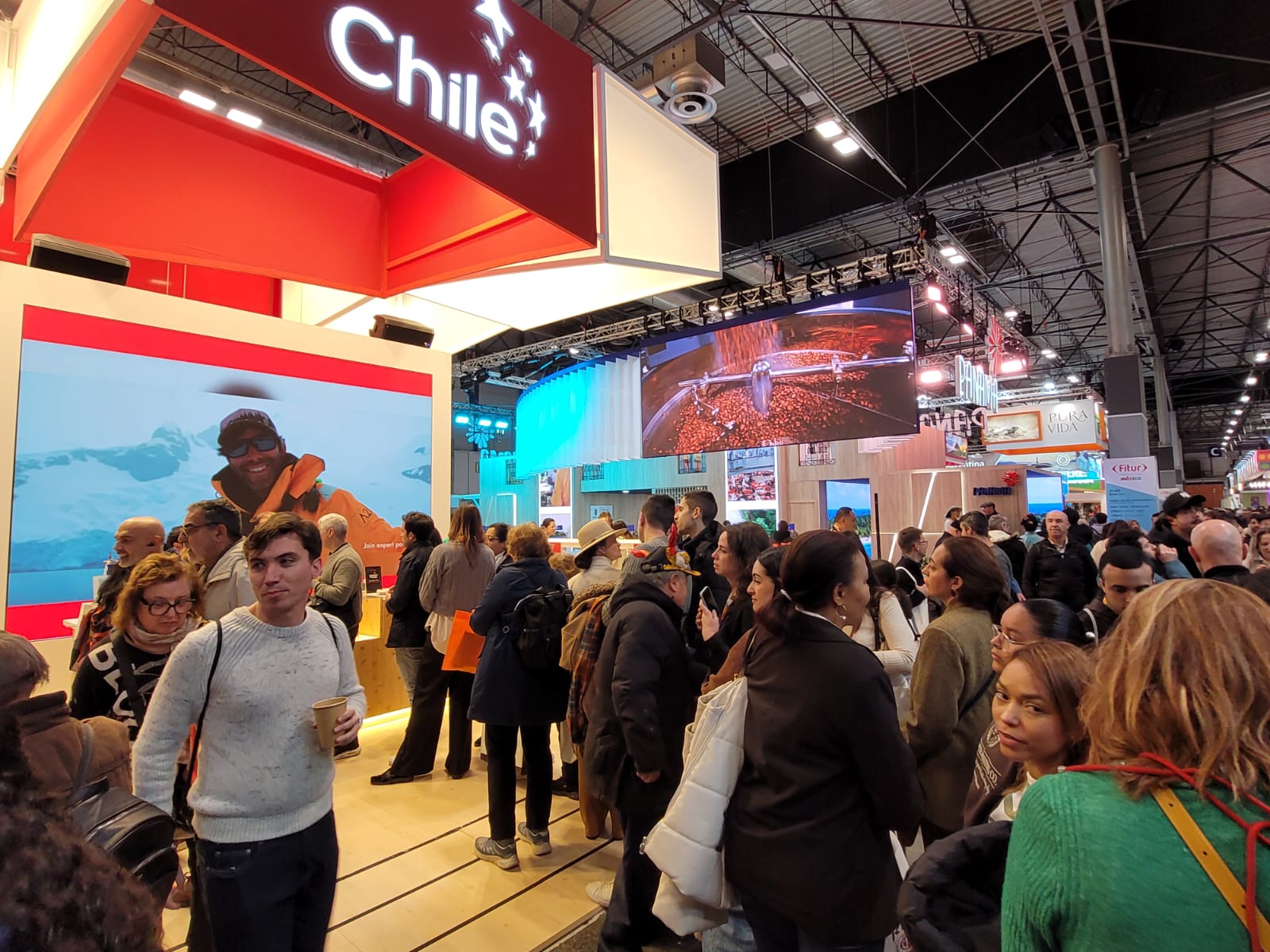 Promocionan a Puerto Montt como capital gastronómica del salmón en feria turística de Madrid