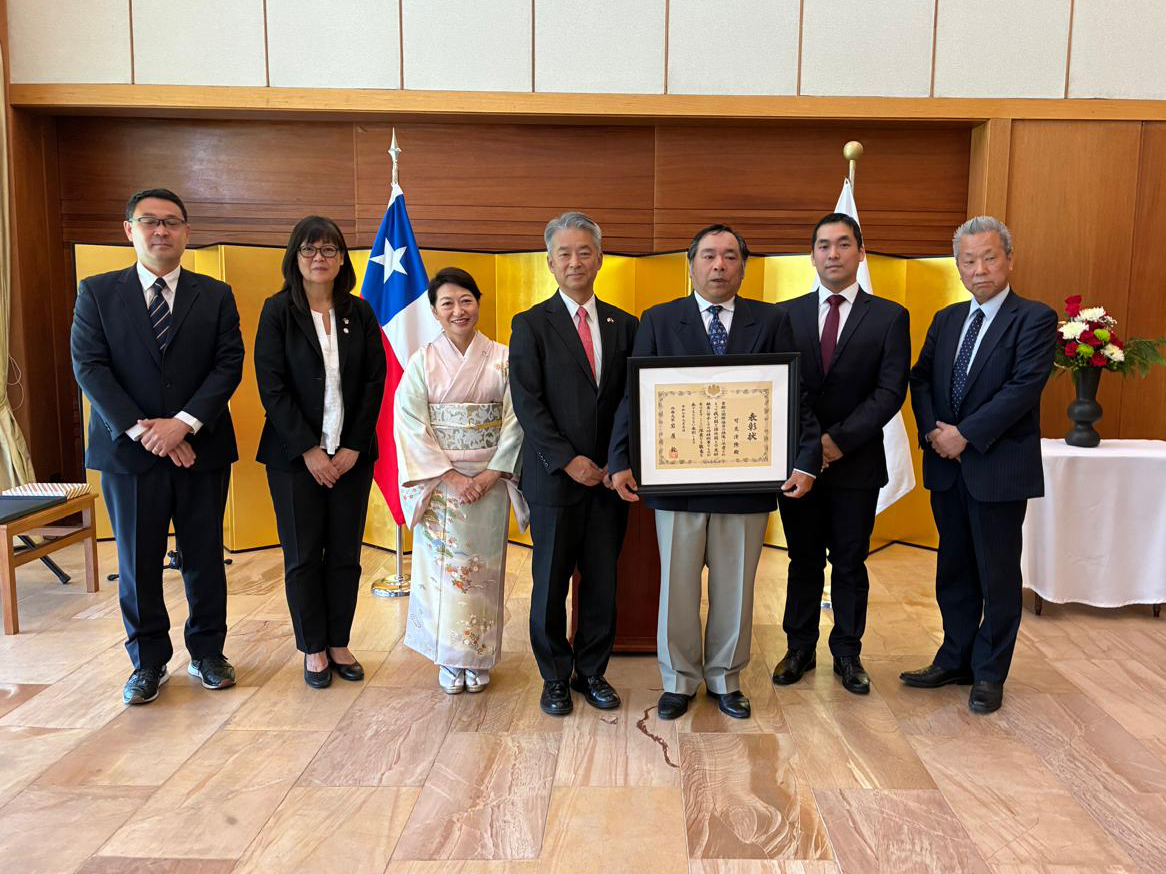 Reconocen a funcionario de Fundación Chinquihue por su aporte al desarrollo de la acuicultura de pequeña escala
