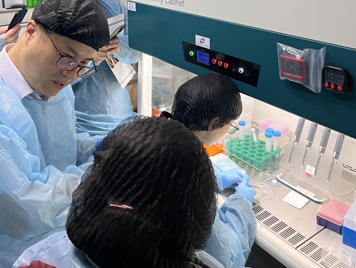 Universidad de Chile fortalece su liderazgo en sanidad acuícola con firma de alianza con Corea del Sur