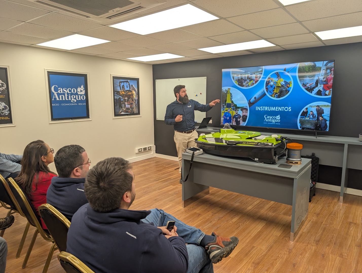 Presentan dron acuático autónomo de última generación para levantamientos hidrográficos en el sur de Chile