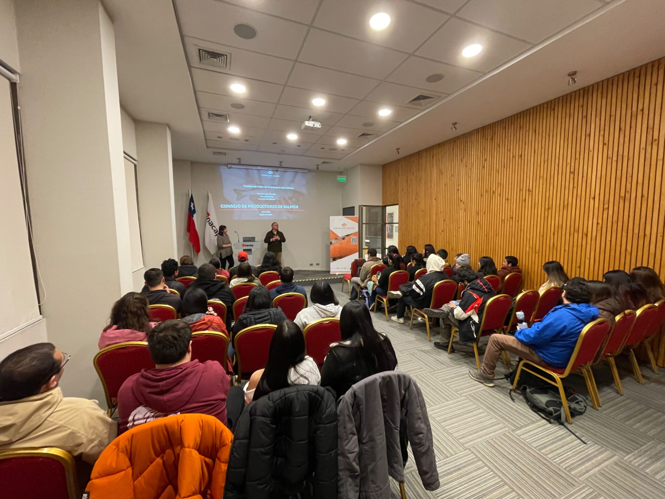 Realizan ciclo de charlas técnicas a estudiantes para mostrar la cadena de valor de la salmonicultura en Aysén